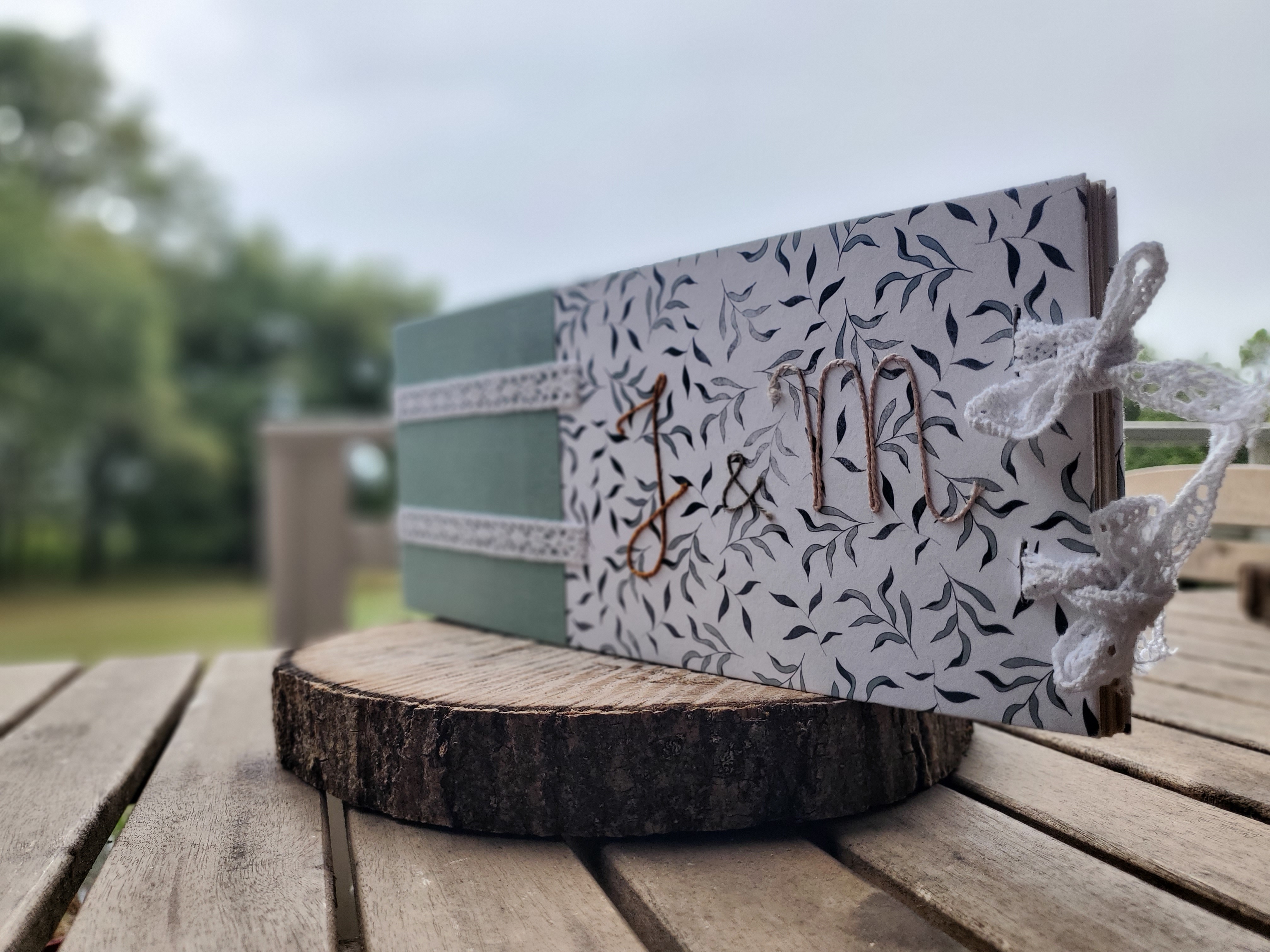 Fermeture par des rubans en dentelle, initiales en fil de coton